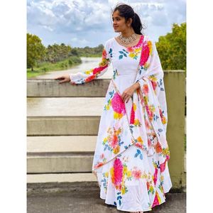 VESTIDO DE TRABAJO CON ESTAMPADO DIGITAL FLORAL DE GEORGETTE Y DUPATTA MANGA COMPLETA COSTURA BLANCO - Product Image 1