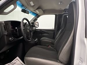 Camioneta Ex-press Car-go 2500 RWD 2022 Usada en Buenas Condiciones - Product Image 1