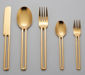 Ensemble de couverts en or, 5 pièces, design minimaliste, finition miroir, passe au lave-vaisselle, pour mariage et usage en table. - Product Image 1