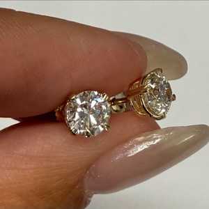 Boucles d'oreilles solitaires en or massif 10K 14K 18K avec diamant de laboratoire rond de 1 carat, serti 4 griffes, style panier, classiques pour le quotidien, bijoux raffinés - Product Image 4