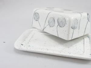 Recipiente para Mantequilla con Tapa Decorativa y Bandeja para Servir, Acabado Esmaltado Duradero, Elegante Plato para Guardar Mantequilla en la Cocina - Product Image 3