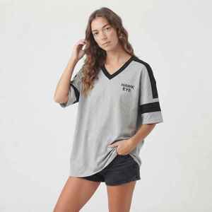 Camiseta de Manga Corta con Cuello en V Gris para Mujer, Marca Hawk Eye, con Franjas Negras, Corte Holgado, Jersey de Algodón, Estampado Casual con Logotipo, Primavera Verano - Product Image 1