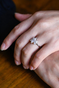 Bague en or blanc 14 carats avec trois diamants de laboratoire taille marquise - Product Image 4