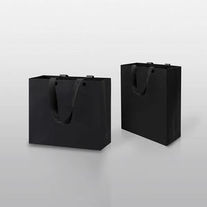Bolsas de Compra de Papel Kraft Blancas y Negras Clásicas con Logotipo Personalizado, Asas Retorcidas, Laminación Doble Cara, Ecológicas y Ligeras - Product Image 5