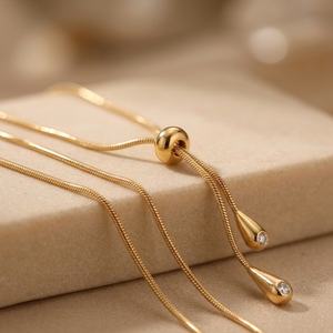 Collier Bolo ajustable en chaîne serpent dorée avec pampilles en forme de goutte polies et accents de diamants de laboratoire taillés pour fiançailles - Product Image 3