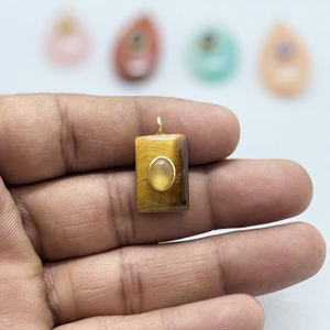 Colgante rectangular chapado en oro de 14K con doble piedra de piedra lunar arcoíris y pequeña bisel ovalado, amuleto de piedra preciosa hecho a mano - Product Image 4