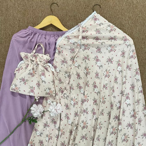 Conjunto de Dos Piezas Mukena con Estampado Floral, Vestido de Oración Beige con Falda Lavanda y Bolsa con Cordón, Material de Rayón Premium - Product Image 1