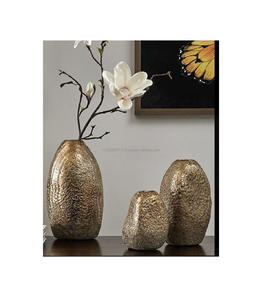 Florero de metal alto con superficie martillada y acabado antiguo perfecto para centros de mesa de boda de decoración del hogar o detalles de oficina - Product Image 1