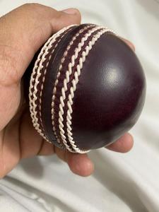 Ballon de cricket rouge de haute qualité, cousu à la main, taille King Size pour jeunes, avec logo personnalisé, meilleur prix, ballon de match en cuir de qualité supérieure - Product Image 3