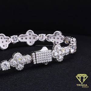 Pulsera en tono plateado con apariencia de cristal, detalles florales en las eslabones y piedra central cuadrada para compradores mayoristas de joyería. - Product Image 3
