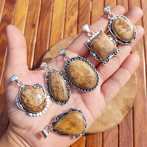 Colgante de Jaspe Natural con Diseño de Joyería, Hecho a Mano por Designer de JewelryTownIN, con Engaste de Latón Plateado, Estilo Bohemio, Unisex, para Bodas y Fiestas - Product Image 1