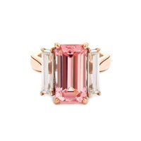 Bague cocktail de luxe en or 14 carats avec saphir rose de laboratoire taille émeraude 13x7mm certifié IGI, trois pierres baguette