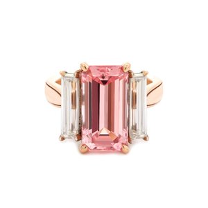 Bague cocktail de luxe en or 14 carats avec saphir rose de laboratoire taille émeraude 13x7mm certifié IGI, trois pierres baguette - Product Image 3