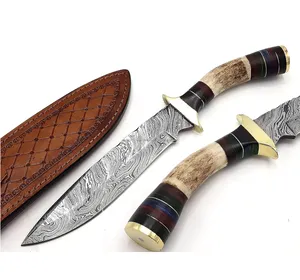 개인화 된 사슴 뿔 손잡이 다마스커스 강철 야외 사냥 칼 가죽 칼집 사냥을위한 뜨거운 판매 칼