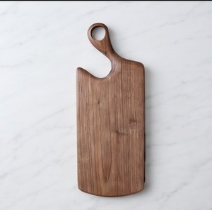 Planche à découper rectangulaire vintage en bois brun avec poignée et trou de suspension - Product Image 1