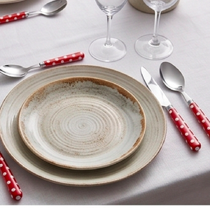 Juego de 4 cubiertos de acero inoxidable con mangos rojos punteados, cuchara, cuchillo, tenedor, plateados, para uso en la mesa de la cocina. - Product Image 2