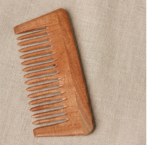 Peigne à cheveux en bois courbé sculpté en forme de couronne élégante en plumes de paon, disponible à prix de gros. - Product Image 6