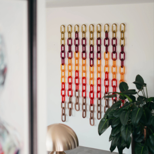 Chaîne murale en résine faite à la main de haute qualité, élégante et moderne, accent décoratif pour le salon, la chambre à coucher, le bureau - Product Image 1