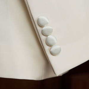 La Llama de la Pasión, un elemento central de la colección Lovey Dovey, es un esmoquin de tres piezas de alta costura. - Product Image 4