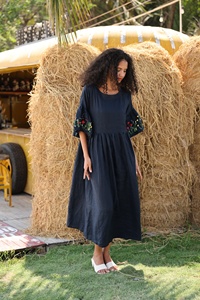 Nuevo Vestido Midi de Lino Negro con Mangas Acampanadas Bordadas y Flores Hechas a Mano, Elegante Vestido Tipo Túnica Boho con Cuello Barco y Corte en A - Product Image 2