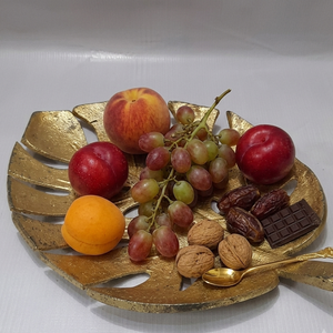 Plateau décoratif en métal en forme de feuille dorée, fait main, motif végétal moderne, plat de service - Product Image 3