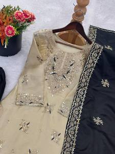 Ensemble de kurta brodée crème avec dupatta noir, longueur cheville, vêtements ethniques traditionnels indiens et pakistanais pour femmes - Product Image 5