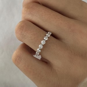 Bague d'éternité délicate avec diamants de laboratoire de 1 carat, 2/3 de carat, en or blanc 14 carats, diamants flottants, alliance de mariage - Product Image 1