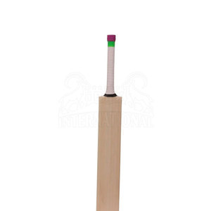 Bate de Críquet Profesional IBEX HILLS INTERNATIONAL, Madera de Sauce de Alta Calidad, Construcción Duradera, Diseño Ligero y Equilibrado - Product Image 3