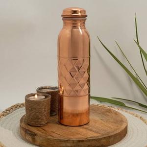 Botella de Agua de Cobre Martillado Mate de Lujo, Diseño Cónico Moderno con Doble Acabado - Product Image 5