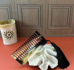 Peine de Lujo de Cuerno de Búfalo Natural Hecho a Mano, Peine Desenredante Antiestático para Barba, Ecológico y Duradero, Artesanía Natural - Product Image 4