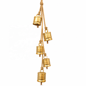 Guirlande de clochettes en métal doré minimaliste avec cinq clochettes suspendues graduées, finition texturée et nœuds en corde - Product Image 1