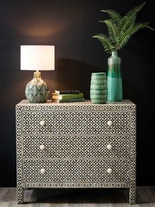 Élégante commode en os incrusté, unité de rangement artisanale avec un savoir-faire traditionnel et une finition haut de gamme - Product Image 1