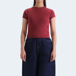 เสื้อยืดคอกลมสีแดงเลือดหมูพิมพ์โลโก้ตามสั่งสำหรับผู้หญิง ผลิตในปากีสถาน เสื้อยืดสีพื้นทรงพอดีตัว ผ้าฝ้ายยืดหยุ่น - Product Image 5