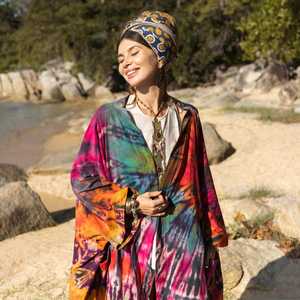 Kimono traditionnel tie-dye pour femme, style bohème, coupe classique, col en V profond, écoresponsable, grandes tailles, détails à pompons et volants - Product Image 2