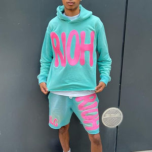 Ensemble deux pièces streetwear personnalisé : T-shirt brodé et short épais, avec impression sérigraphiée et patchs effet usé - Product Image 3