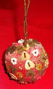 Belle conception de broderie Zari dorée avec travail de perles sur ornement suspendu en forme de coeur pour la maison et la décoration de fête de Noël - Product Image 2