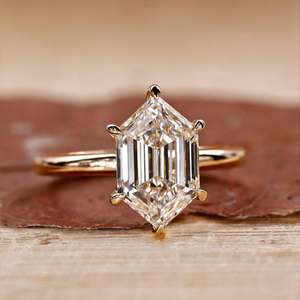 Anillo de Compromiso Solitario con Corte Hexagonal, Chapado en Oro Amarillo, Anillo Minimalista con Engaste de Diamantes, Unisex - Product Image 2