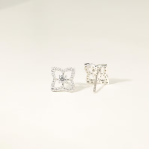 ต่างหูเพชรทรงกลมขนาดเล็ก ดีไซน์ดอกไม้ เพชรเพาะเลี้ยง ตัวเรือนทองคำแท้ ดีไซน์สี่กลีบ สวยสง่างาม เหมาะสำหรับเจ้าสาว เครื่องประดับชั้นดี - Product Image 1