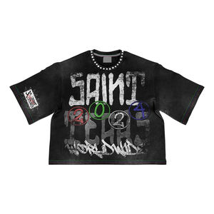 Conjunto de dos piezas de camiseta y shorts de mezclilla estilo urbano: Camiseta vintage con gráfico universitario y detalles de tachuelas, corte cropped y estilo boxy, para fabricación al por mayor. - Product Image 3