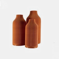 Ensemble de 3 vases en argile de terre cuite fabriqués à la main finition mate rustique dans des tons terreux naturels pour table de maison ou décor minimaliste Boho
