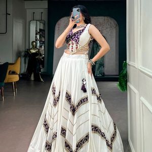 Lehenga Choli en Rayonne Pure Premium à Imprimé Héritage et Dentelle Effet Miroir, avec Blouse Cousue par un Designer, Prix de Gros par Royal Exports - Product Image 2