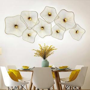 Ensemble de 8 décorations murales en métal doré faites à la main, parfaites pour la salle à manger familiale, les chambres d'hôtes, la décoration et les événements, en provenance d'Inde. - Product Image 1