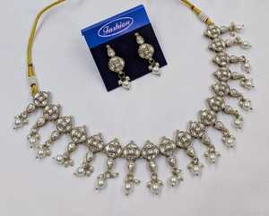 ชุดสร้อยคอพรีเมียมแบบ Kundan ประดับมุกและพลอยสีเขียว ดีไซน์สำหรับงานแต่งงาน เหมาะสำหรับผู้หญิง - Product Image 4
