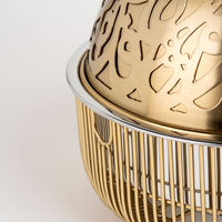 Plat de service de luxe doré pour buffet de mariage avec couvercle en dôme ajouré de style arabe et design en cage pour la restauration hôtelière