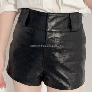 Shorts pour femmes à jambes larges en cuir véritable avec logo personnalisé - Product Image 4