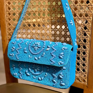 Sac rectangulaire artisanal en perles colorées d'art populaire indien avec poignée baguette en perles de verre, accessoire de mode durable et tendance en cristal - Product Image 2