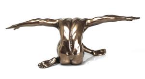 Figura Decorativa de Poliresina de Hombre Desnudo con Brazos Extendidos - Arte en Poliresina y Bronce Fundido en Frío para Decoración del Hogar - Product Image 2