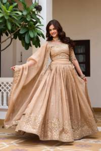 Magnifique Lehenga en soie froissée avec broderie de designer et travail de sequins, accompagné d'un chemisier richement orné et d'un dupatta brodé de sequins. - Product Image 1