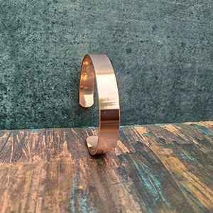 Elegante Brazalete Magnético de Cobre Ecológico Personalizado en Color, Banda Plana de 8mm, 6 Imanes Integrados, Relieve Natural - Product Image 4