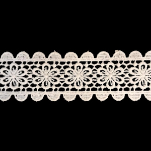 ลูกไม้กีปัวร์ลายดอกไม้สีขาวโพลีเอสเตอร์จากโรงงานโดยตรง – ริบบิ้นโครเชต์ลายดอกเดซี่ขอบหยักสองชั้นสำหรับเสื้อผ้าและของตกแต่งบ้าน - Product Image 4